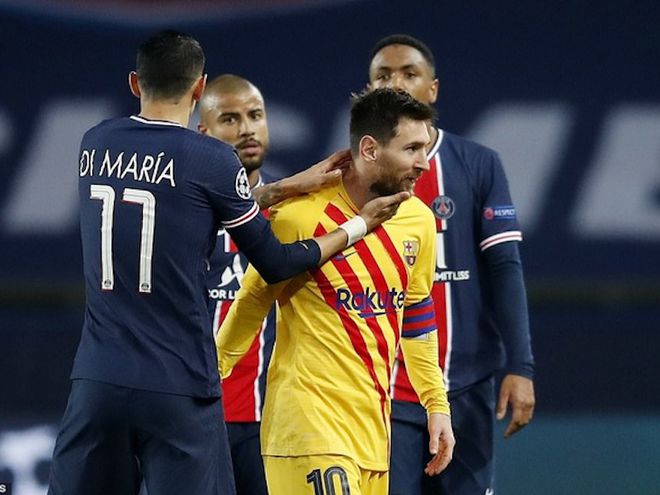 Các cầu thủ PSG an ủi Messi sau khi Barca bị loại khỏi Champions League