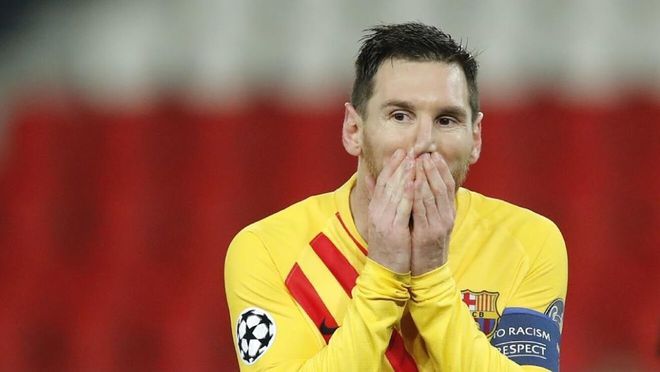 Messi thất vọng sau khi sút hỏng quả phạt đền cho Barcelona