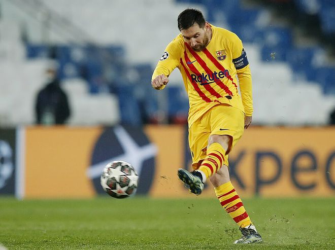 Messi không được sút lại quả phạt đền ở trận Barcelona – PSG, vì sao?