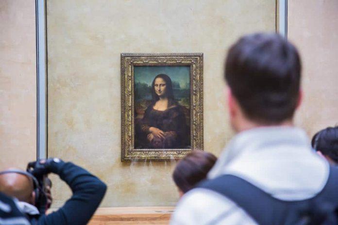 Phòng trưng bày bức họa nổi tiếng “Mona Lisa” luôn là điểm thu hút du khách nhất khi đến bảo tàng. 
