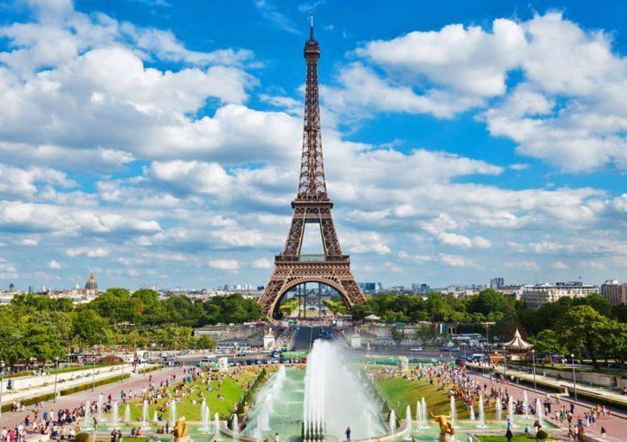 Tháp Eiffel luôn lọt top những điểm đến hàng đầu mỗi khi du khách có cơ hội đặt chân đến Paris. 