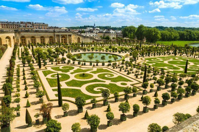 Bạn cũng sẽ bị hớp hồn bởi khu vườn Versailles với những hàng cây thẳng tắp, các vườn hoa rực rỡ và hệ thống đài phun nước trong khuôn viên. 